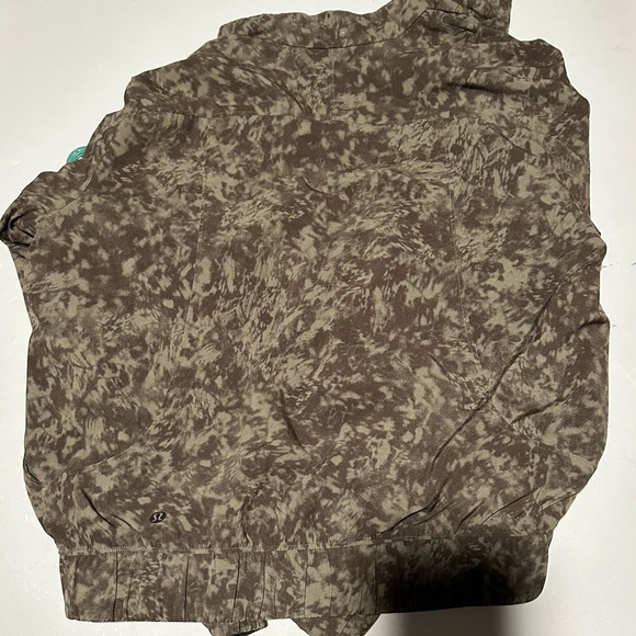 Lululemon Bombs Away Black / Olive Green Camo Print Reversible Zip Jacket Sz 6 - Picture 9 of 10